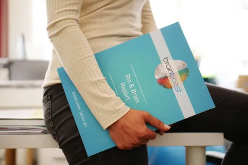 Person holding the Bio&BrainReport folder