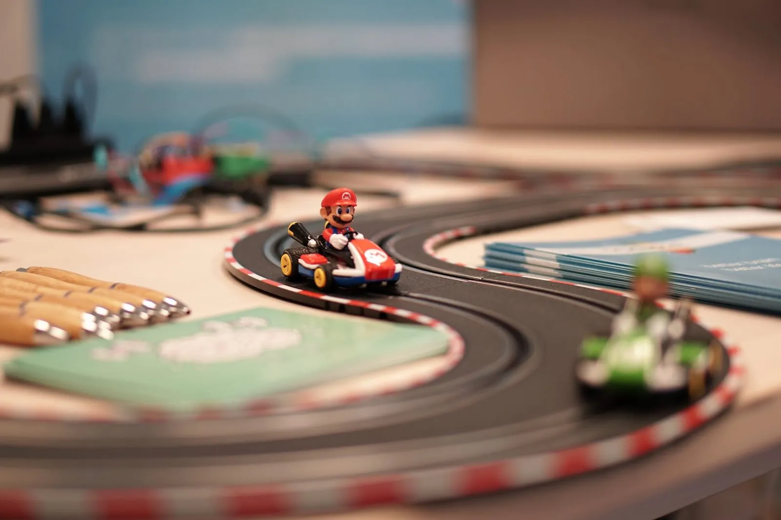 Carrera-Bahn mit Mario-Kart-Figuren, die per Gehirnaktivität gesteuert wird