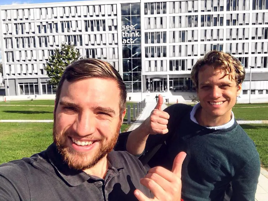 Zwei brainboost-Teammitglieder vor dem ZF-Gebäude in Passau
